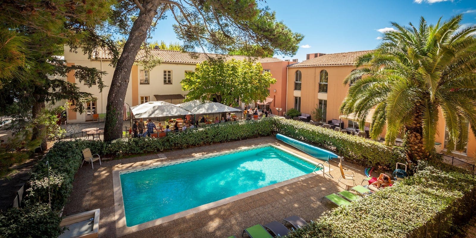 hotel clos de l'aube rouge a montpellier extérieur piscine terrasse