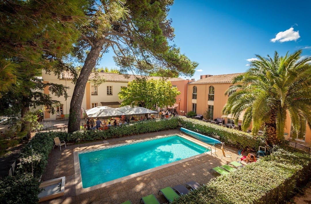 hotel clos de l'aube rouge a montpellier piscine et extérieur