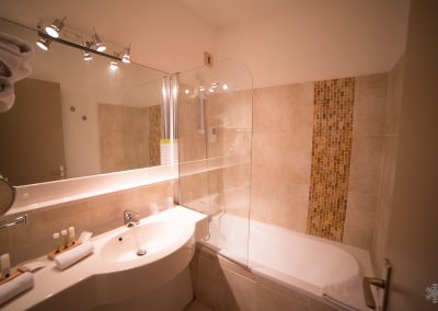 Salle de bain de chambre supérieure Le Clos de l'Aube Rouge Hotel Montpellier