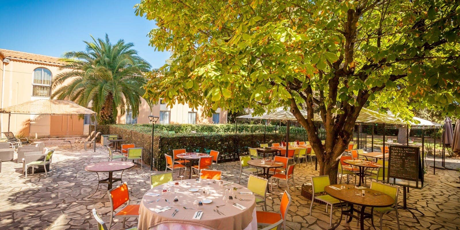 table sur la terrasse clos de l'aube rouge a montpellier